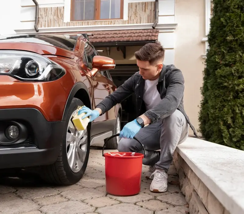 Lavage auto à domicile Oisseau : professionnel intervenant sur un véhicule